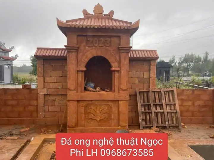 Lăng mộ đá ong đỏ – Sang trọng, bền bỉ và trang nghiêm