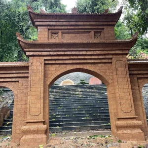 Cổng bằng đá ong